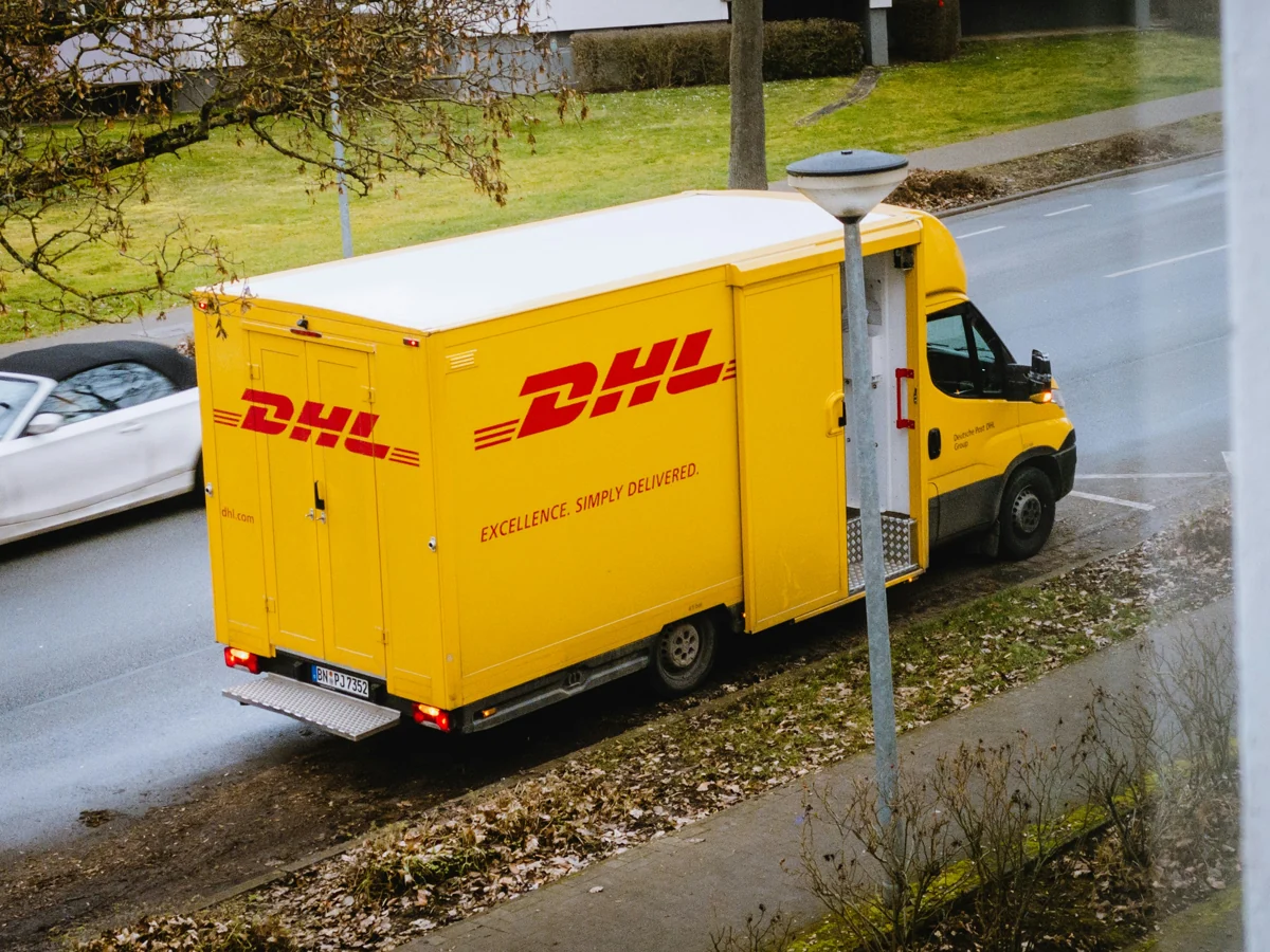 DHL paket teslimat aracı